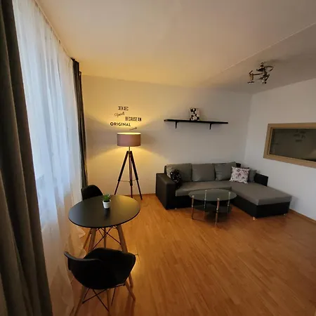 Next To Steel Arena Apartment *